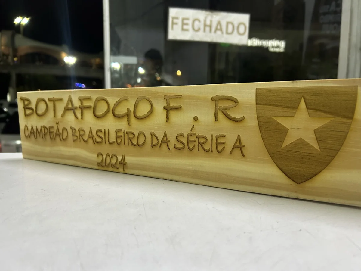 Homenagem esportiva em madeira