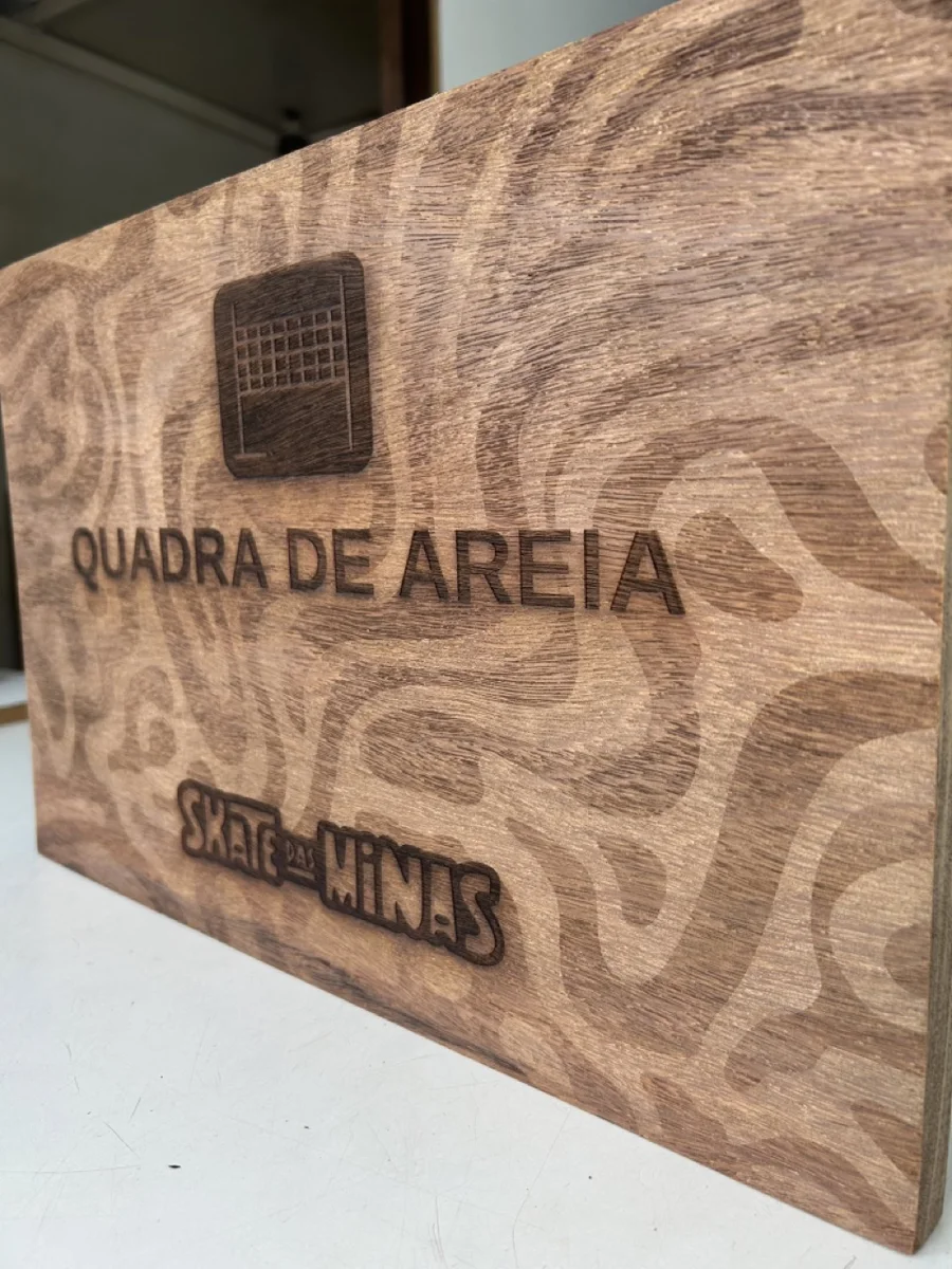 Placa em madeira com logo Quadra de Areia